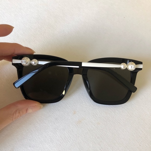 Chanel black sunglasses with CC logo and pearls handles - Picture 2 of 7
